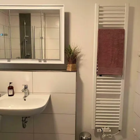 Moderne 3-zimmer-fewo Mit Tiefgarage Und Balkon 아파트 Fürth