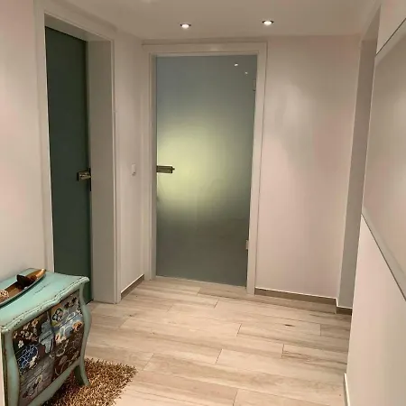 Moderne 3-zimmer-fewo Mit Tiefgarage Und Balkon 아파트